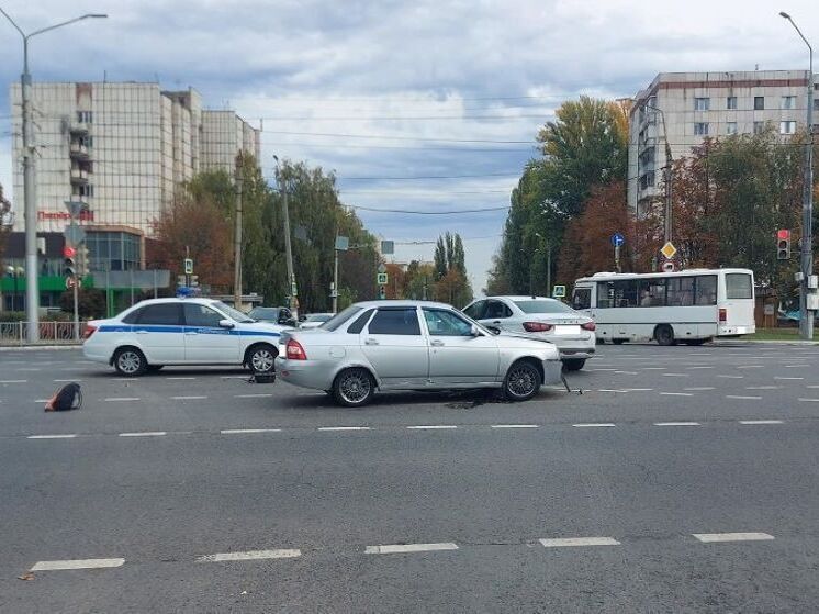 В Белгороде водитель проехал на красный и спровоцировал ДТП: пострадала бабушка