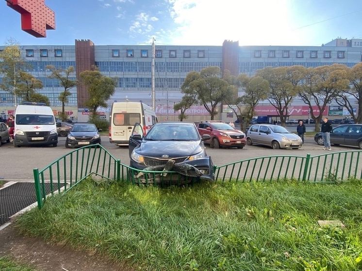 Двух пешеходов на тротуаре сбила женщина на иномарке в Вологде