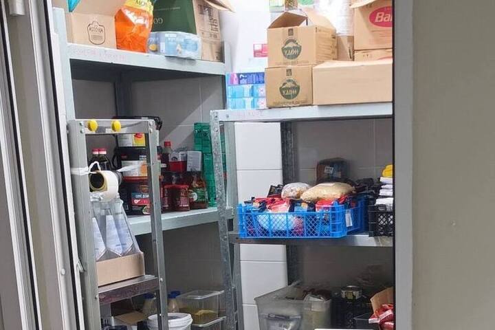 Ispezione in un caffè di Novočeboksarsk: prodotti senza documenti trovati, rischi per la salute pubblica