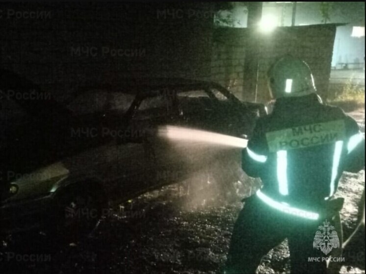В Орловской области загорелся стоящий у гаража автомобиль