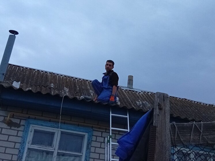 Активисты помогли херсонской пенсионерке восстановить дом после обстрела