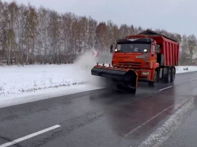В Новосибирской области задействовали 800 единиц техники для уборки снега