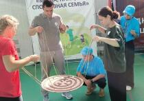 Мероприятие под названием «Мама, папа, я – спортивная семья» для работников челябинского завода «ОМК Трубодеталь» и их домочадцев сотрудники-волонтеры предприятия