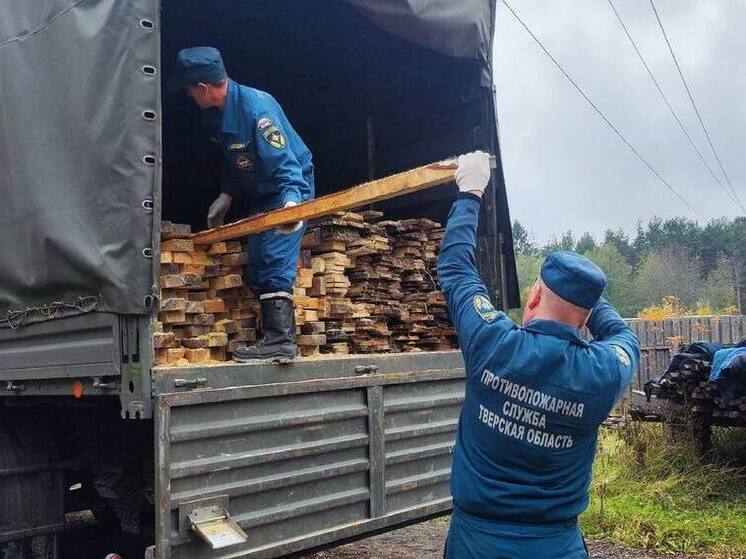 Сотрудники МЧС Тверской области помогли подготовить к отправке гумгруз для участников СВО