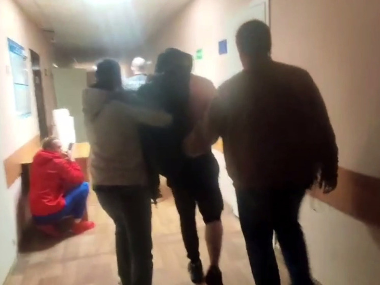 Уфимца, выбросившего дочку из окна, доставили в следственный отдел