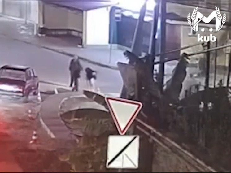 СМИ: в Адлере подросток нарисовал свастику на свежезалитом тротуаре