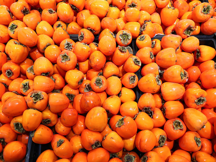 Эксперт Козий: при выборе хурмы в первую очередь нужно смотреть на оттенок фрукта