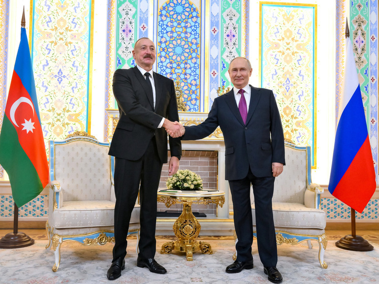 Владимир Путин во время визита в Таджикистан провел первую с прошлого года встречу с президентом Азербайджана Ильхамом Алиевым. Ее публичная часть оказалась практически полностью посвящена крушению азербайджанского лайнера в декабре 2024 года. «Наш долг, как мы с вами договаривались, дать оценку и объявить истинную причину», - сказал Путин. Он признал, что самолет был случайно задет элементами ПВО в ходе отражения атаки украинских беспилотников.