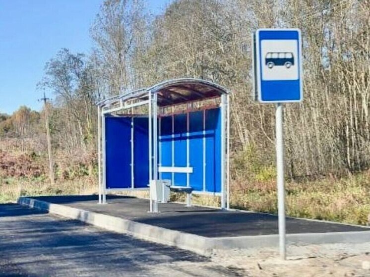 На дороге Новгород — Луга заканчивают установку остановочных павильонов