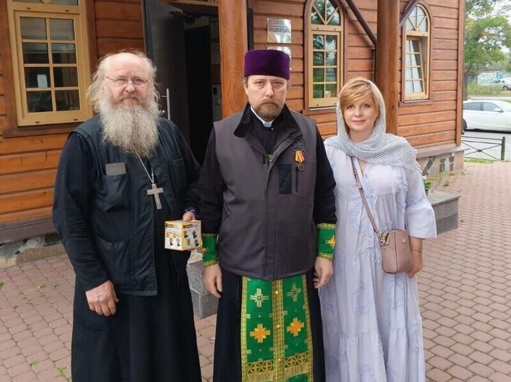 Когда началась специальная военная операция, многие неравнодушные жители города на Неве не смогли остаться в стороне. Воины добровольцами пошли на фронт, народные умельцы начали создавать изделия, которые могут помочь бойцам на фронте, власти в кратчайшие сроки разработали меры поддержки защитников Отечества и их семей.