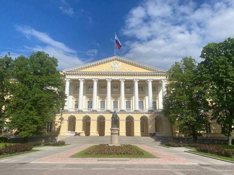 Гараж Смольного потратит 4,65 млн на комбинезоны, халаты и колпаки для сотрудников
