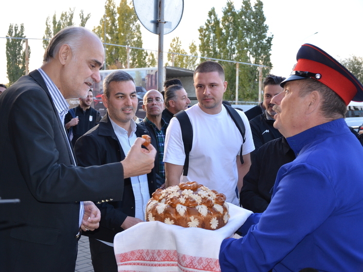 В Волгограде сборную Ирана встретили таможенники и казаки с караваем