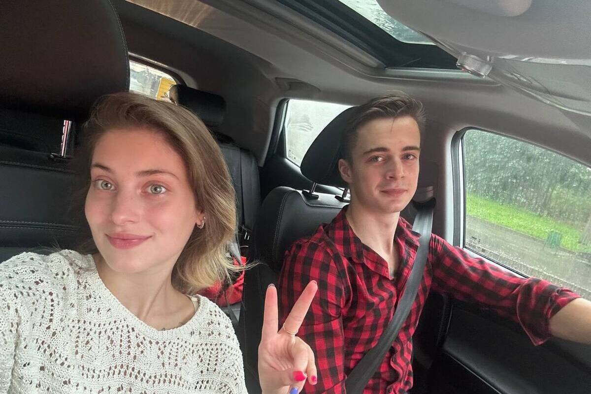 Фигуристы вышли погулять с новорожденным сыном