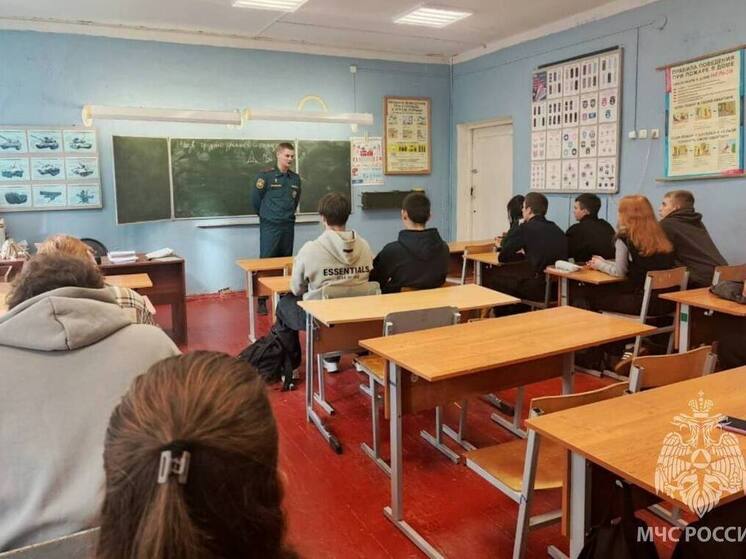 Новгородские спасатели раскрыли ученикам школы №9 секреты своей профессии
