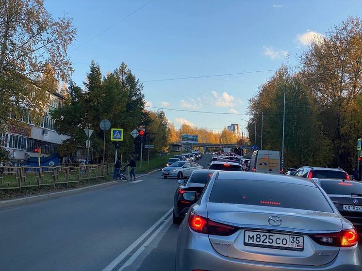 Петрозаводск встал сейчас в пробках из-за водлодятлов