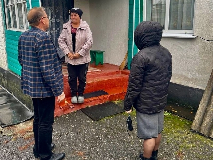 Глава Валуйского округа проверил ход восстановления домов в двух селах