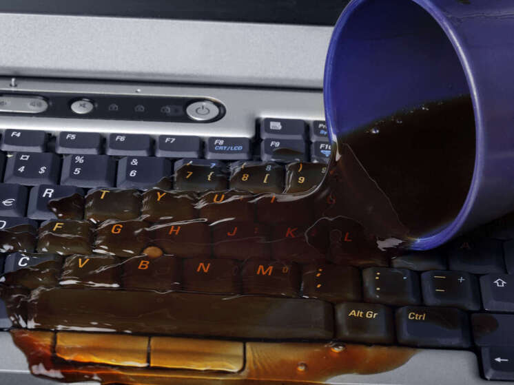 Пролитие жидкости на ноутбук не приговор: как спасти устройство, рассказали карельские эксперты