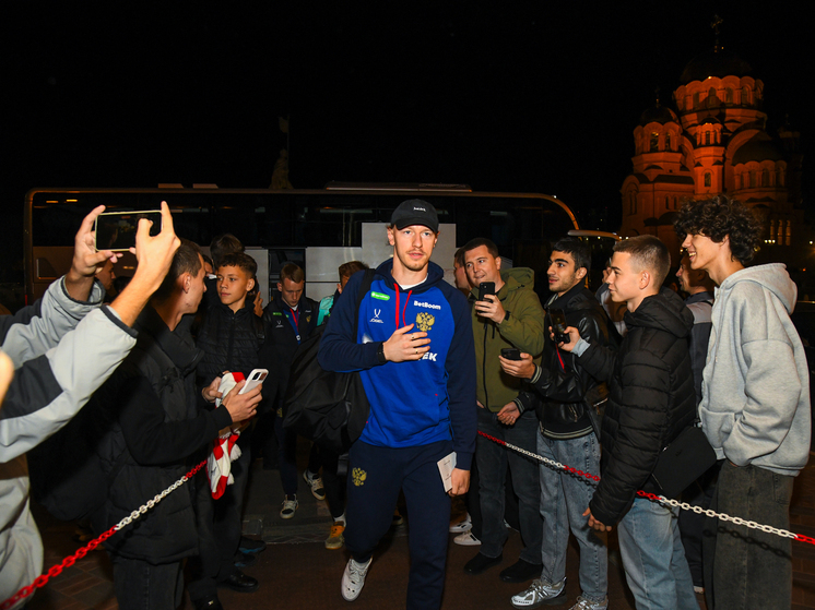 Матвей Сафонов и Валерий Карпин оценили поле и прием в Волгограде