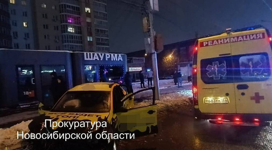 В Новосибирске пьяный водитель без прав протаранил автобусную остановку