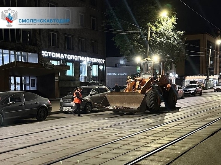 Ночная уборка продолжается в Смоленске: задействовано 26 единиц техники