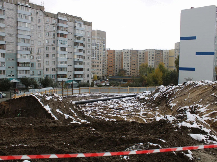 Жители трех многоэтажек на улице Папанинцев в Барнауле направили коллективные жалобы в прокуратуру, городскую администрацию и краевую инспекцию строительного и жилищного надзора