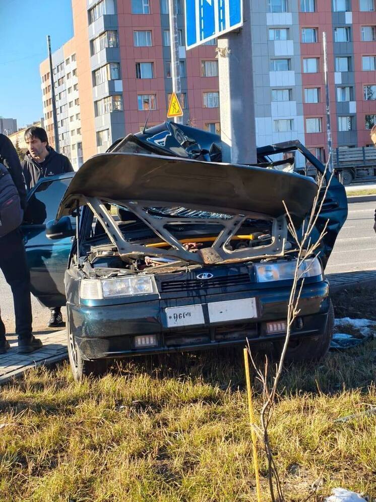 Водитель врезавшегося в столб авто скончался в больнице Нового Уренгоя
