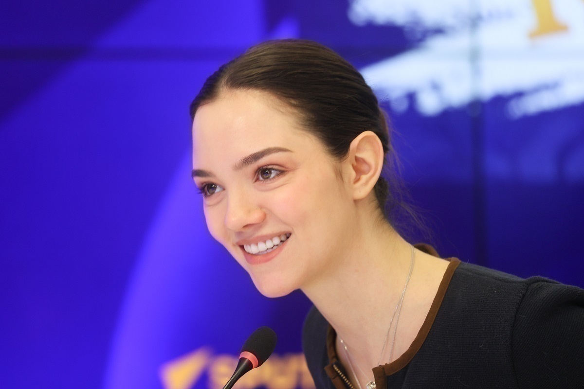 Медведева считает, что спортсменам морально тяжело выступать без флага РФ