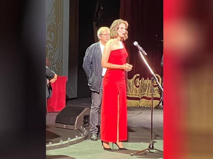 В Ярославле на XXV Волковском театральном фестивале, который открылся в начале недели, вручили премию двух известных в ярославских краях артистов — Сергея Тихонова (народный СССР) и Натальи Терентьевой (народная РФ)