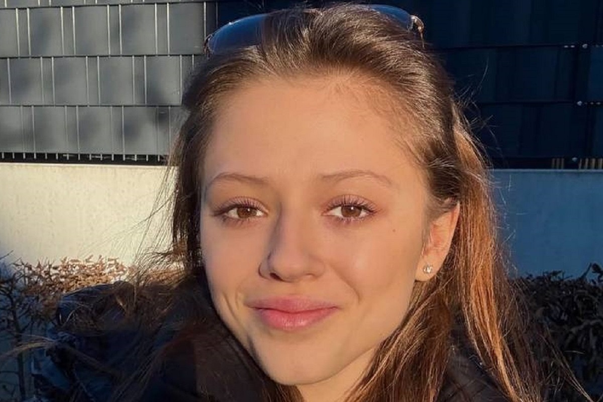 Гимнастка похвасталась и тонкой талией