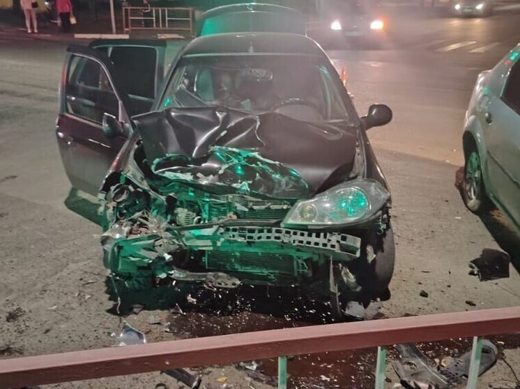 Водитель Renault ошибся на перекрестке: серьезные травмы получили мама и малыш