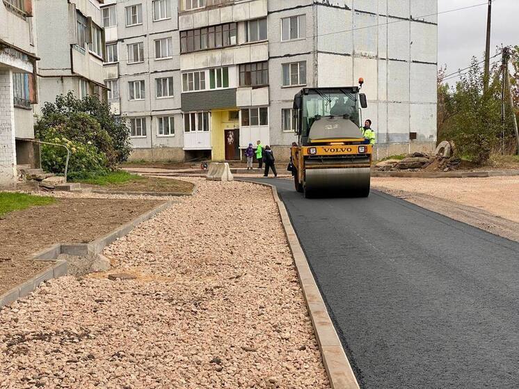 Ремонт дорог во дворах на Алтаева продолжается: щебень на тротуарах, первый слой асфальта на проезжей части