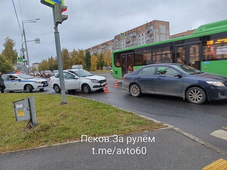 Авария мешает движению на улице Коммунальной