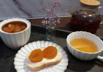 Быстрый сытный завтрак – залог продуктивного дня. Утренняя трапеза должна заряжать энергией, насыщать полезными веществами и при этом не отнимать много времени на приготовление. Идеально, если она будет комбинировать в себе белки, углеводы и жиры, обеспечивая длительное ощущение сытости. Предлагаем варианты быстрых завтраков.