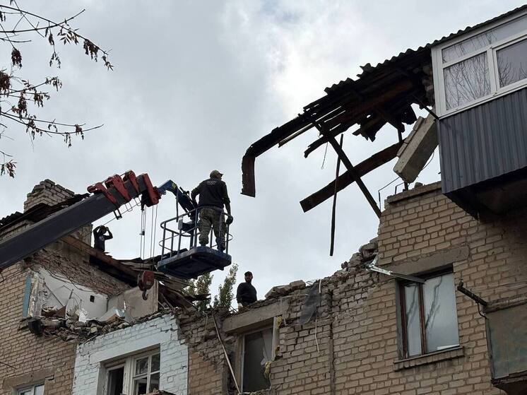 Специалисты из Башкирии восстанавливают крышу дома в Красном Луче, разрушенного взрывом газа