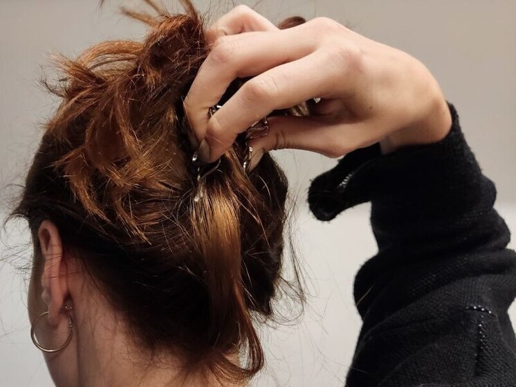 Постоянный стресс в жизни проявляется на волосах и коже лица