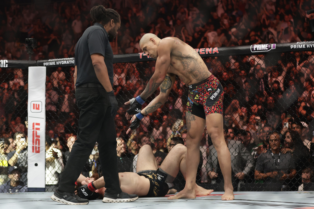 Бразилец отвоевал чемпионский пояс у россиянина 5 октября