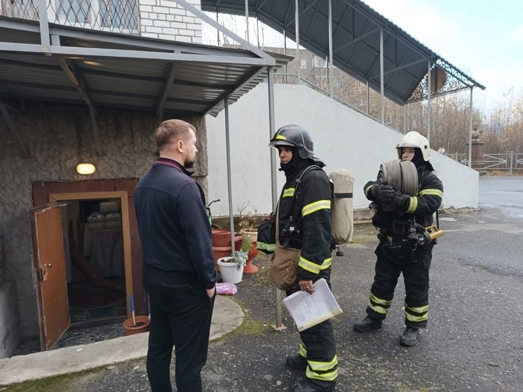 В Ковдоре пожарные потренировались тушить пожар в храме