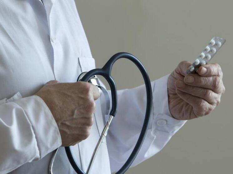 Врач-мигрант из московской клиники получил диплом за 3 барана