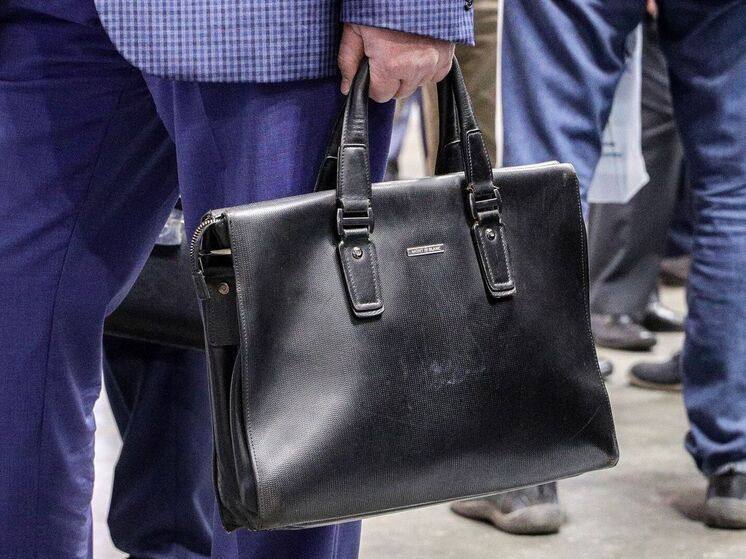 В РФ заявили о ежегодной индексации зарплат чиновников на 4%