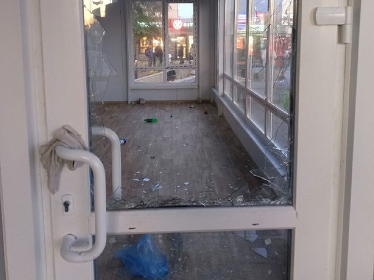 Вандалы и бомжи: хабаровчане ужасаются автобусной остановкой «Большая»