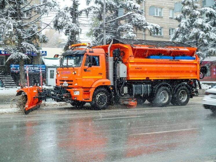 144 единицы техники убирают снег в Новосибирске 11 октября