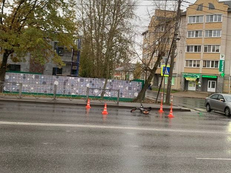 В Великом Новгороде упал на проезжую часть водитель электровелосипеда