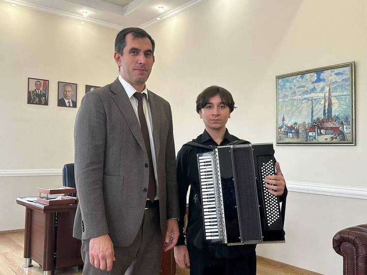 Сергей Меняйло подарил осетинскую гармошку студенту колледжа искусств Аслану Цебоеву