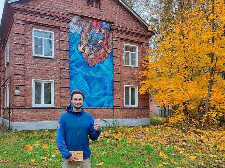 В Боровичах появился мурал с лоцманом на Мсте