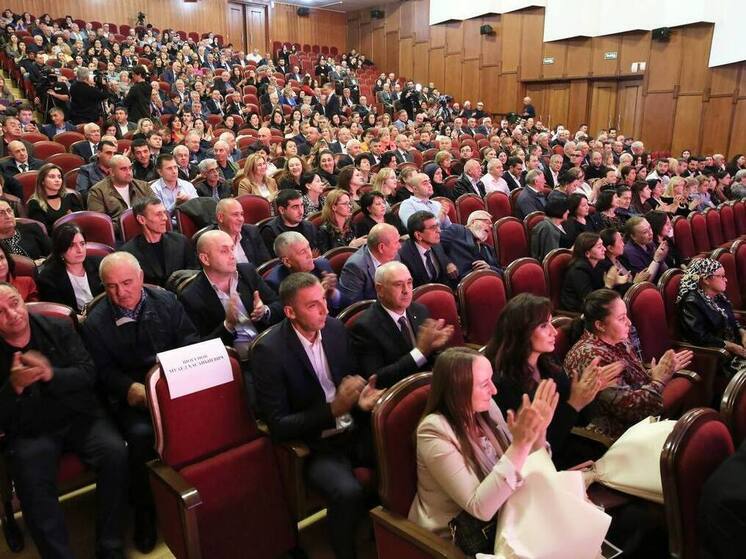 Казбек Коков ко Дню работника сельского хозяйства вручил награды лучшим представителям АПК