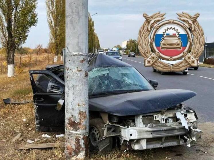 В Энгельсе легковушка врезалась в столб