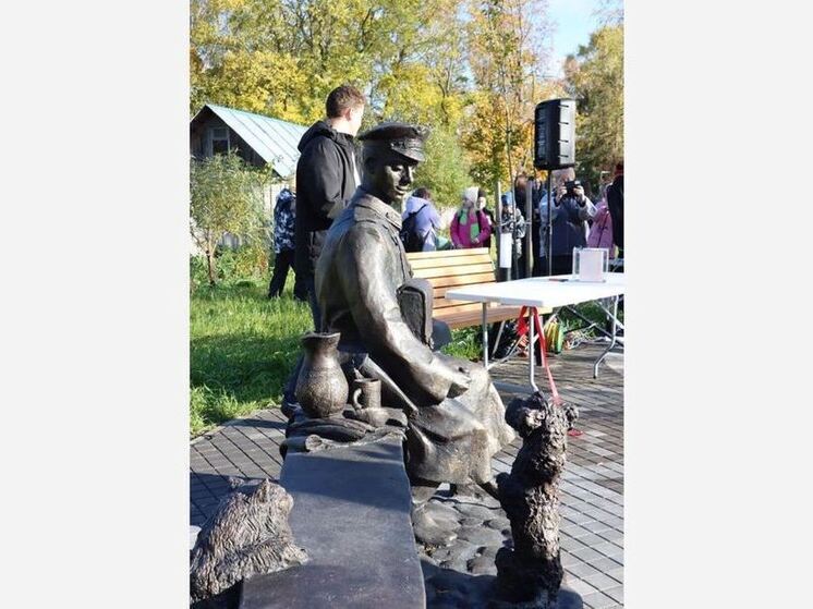 В Новой Ладоге открыли Почтовый сквер и памятник почтальону с саблей