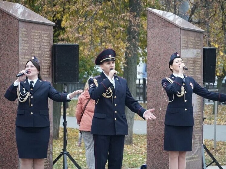 Полицейские и школьники Воронежа приняли участие в акции «Дни Белых Журавлей»
