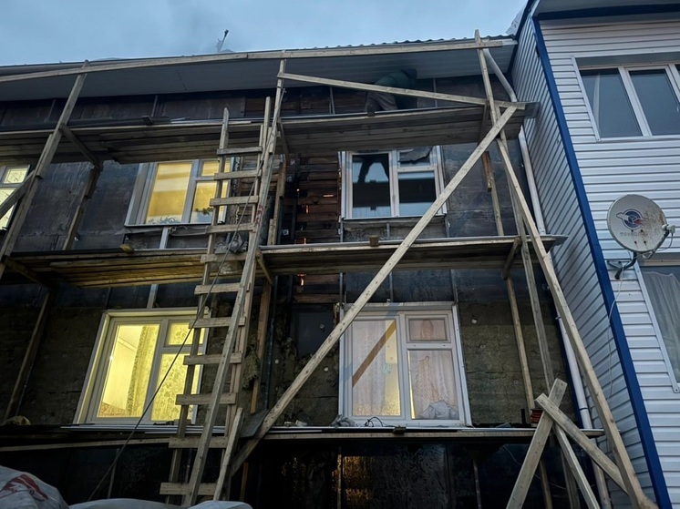 В Каратайке загорелся деревянный двухэтажный дом