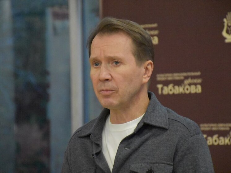 «Экзаменационное волнение»: Евгений Миронов рассказал о гастролях в Саратове и влиянии Олега Табакова